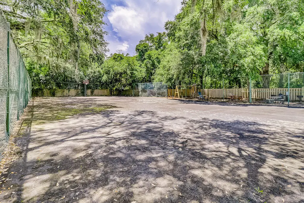 Waterfront villa with resort amenities, beach access, open layout, AC, & W/D