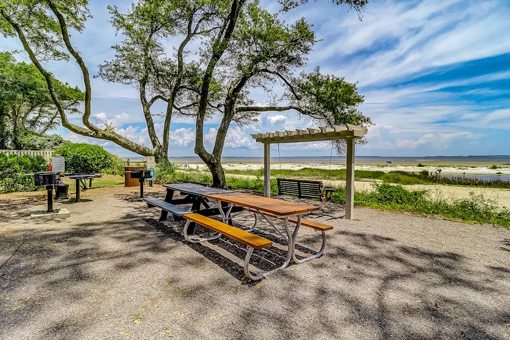 Waterfront villa with resort amenities, beach access, open layout, AC, & W/D