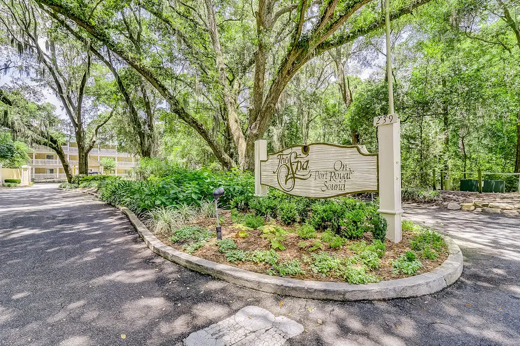 Waterfront villa with resort amenities, beach access, open layout, AC, & W/D