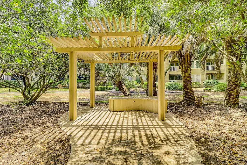 Waterfront villa with resort amenities, beach access, open layout, AC, & W/D