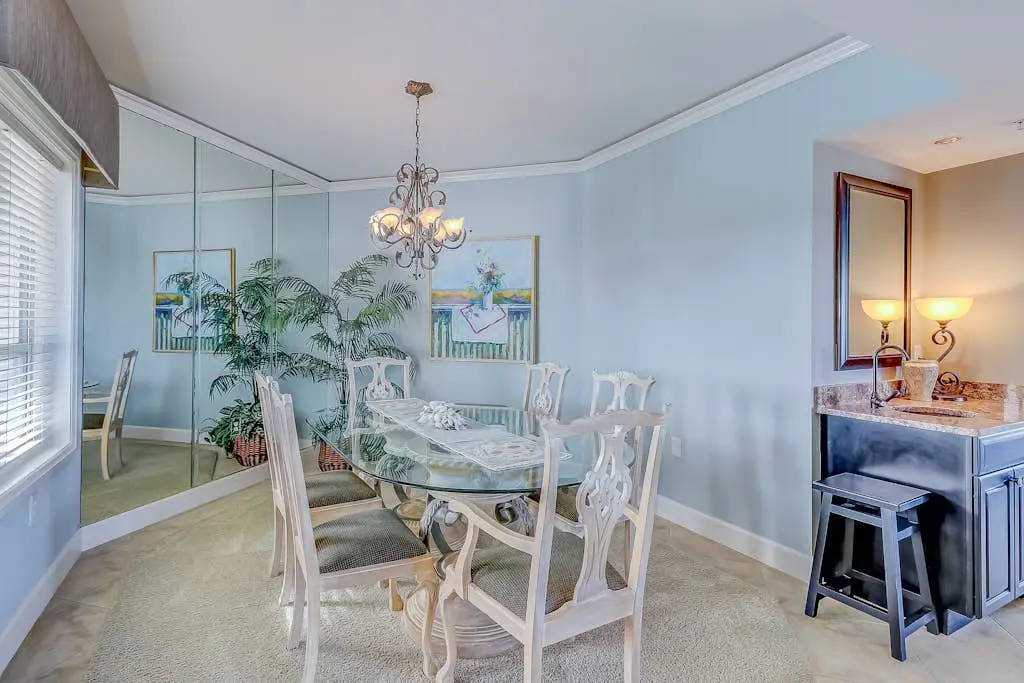 Stunning beach condo with two ocean-view balconies, shared pool & hot tub