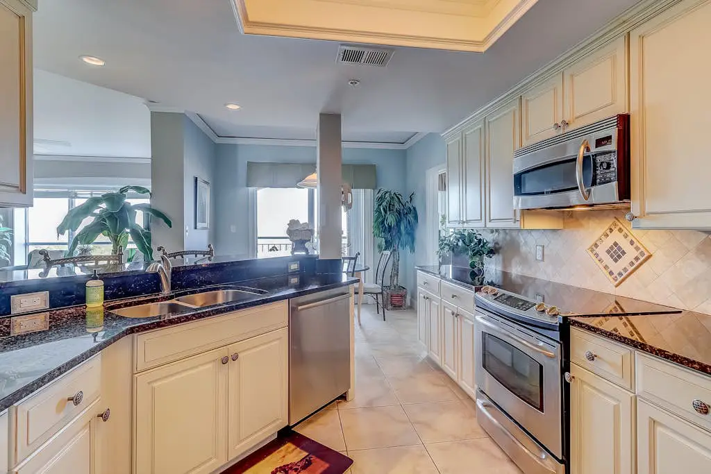 Stunning beach condo with two ocean-view balconies, shared pool & hot tub