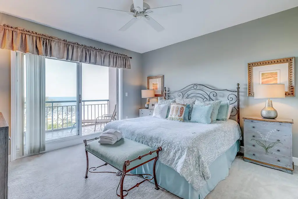 Stunning beach condo with two ocean-view balconies, shared pool & hot tub