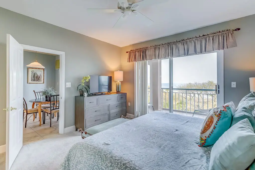 Stunning beach condo with two ocean-view balconies, shared pool & hot tub