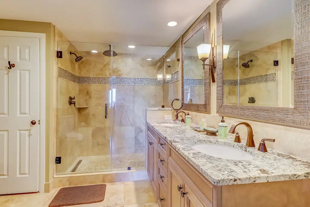 Stunning beach condo with two ocean-view balconies, shared pool & hot tub