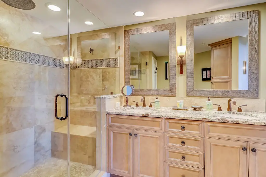 Stunning beach condo with two ocean-view balconies, shared pool & hot tub