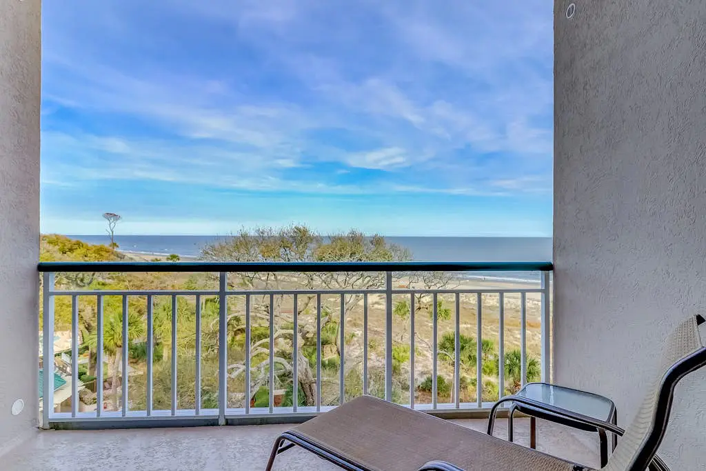 Stunning beach condo with two ocean-view balconies, shared pool & hot tub