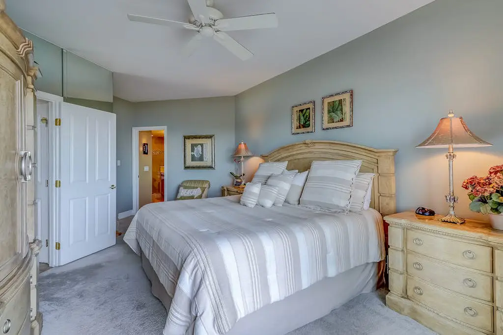 Stunning beach condo with two ocean-view balconies, shared pool & hot tub