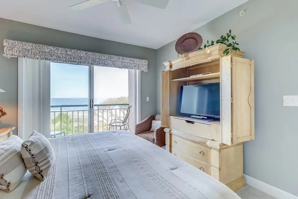 Stunning beach condo with two ocean-view balconies, shared pool & hot tub