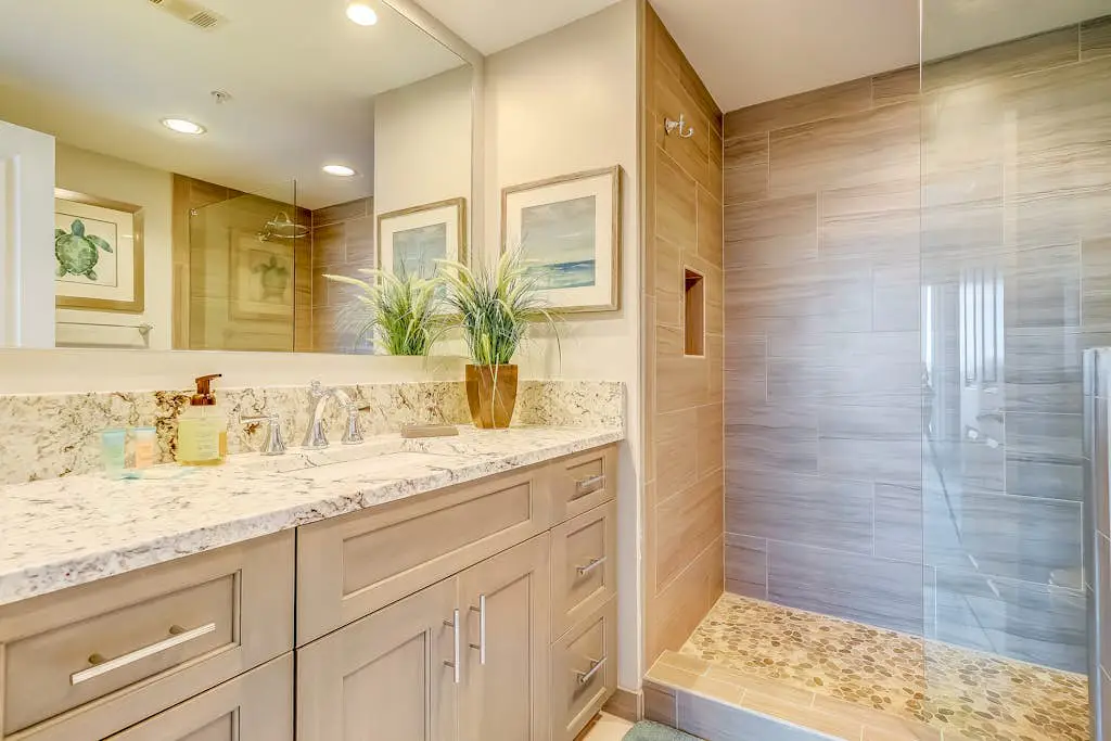 Stunning beach condo with two ocean-view balconies, shared pool & hot tub