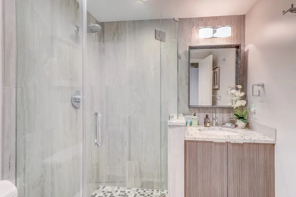 Stunning beach condo with two ocean-view balconies, shared pool & hot tub