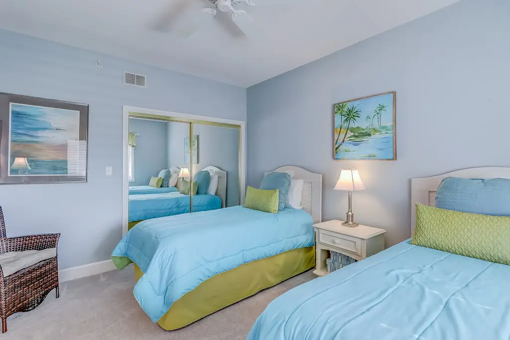 Stunning beach condo with two ocean-view balconies, shared pool & hot tub