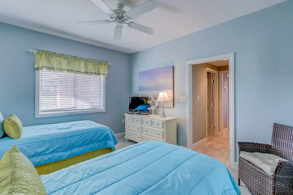 Stunning beach condo with two ocean-view balconies, shared pool & hot tub