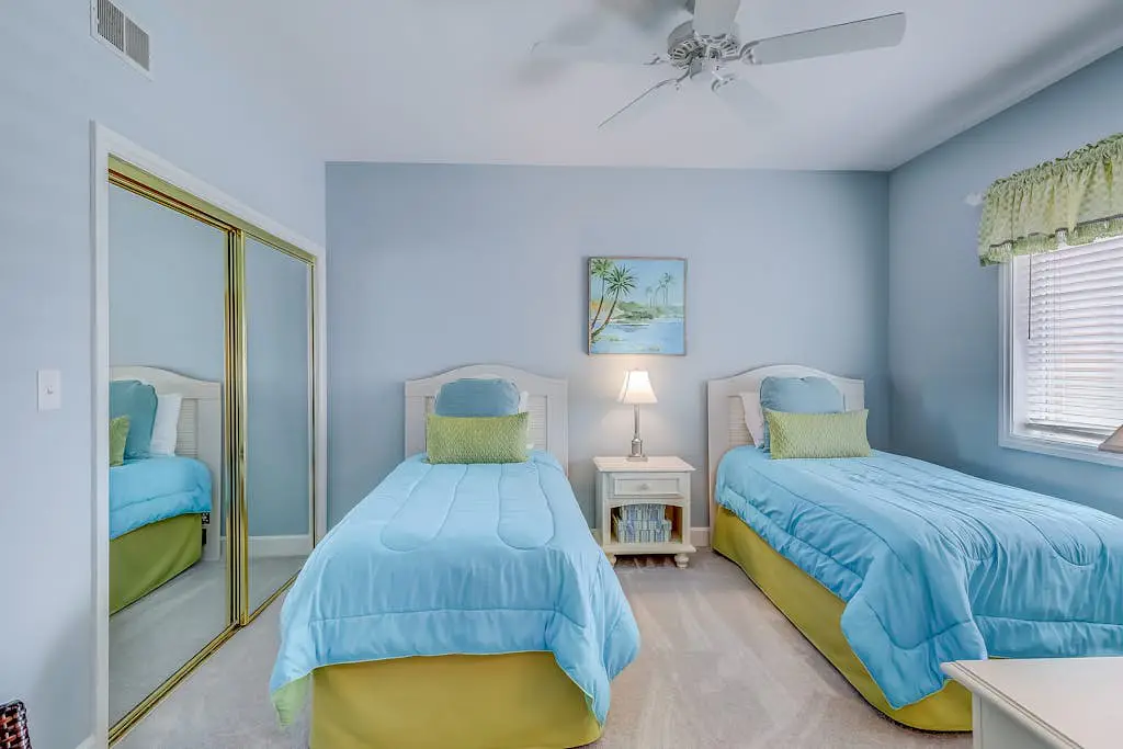 Stunning beach condo with two ocean-view balconies, shared pool & hot tub