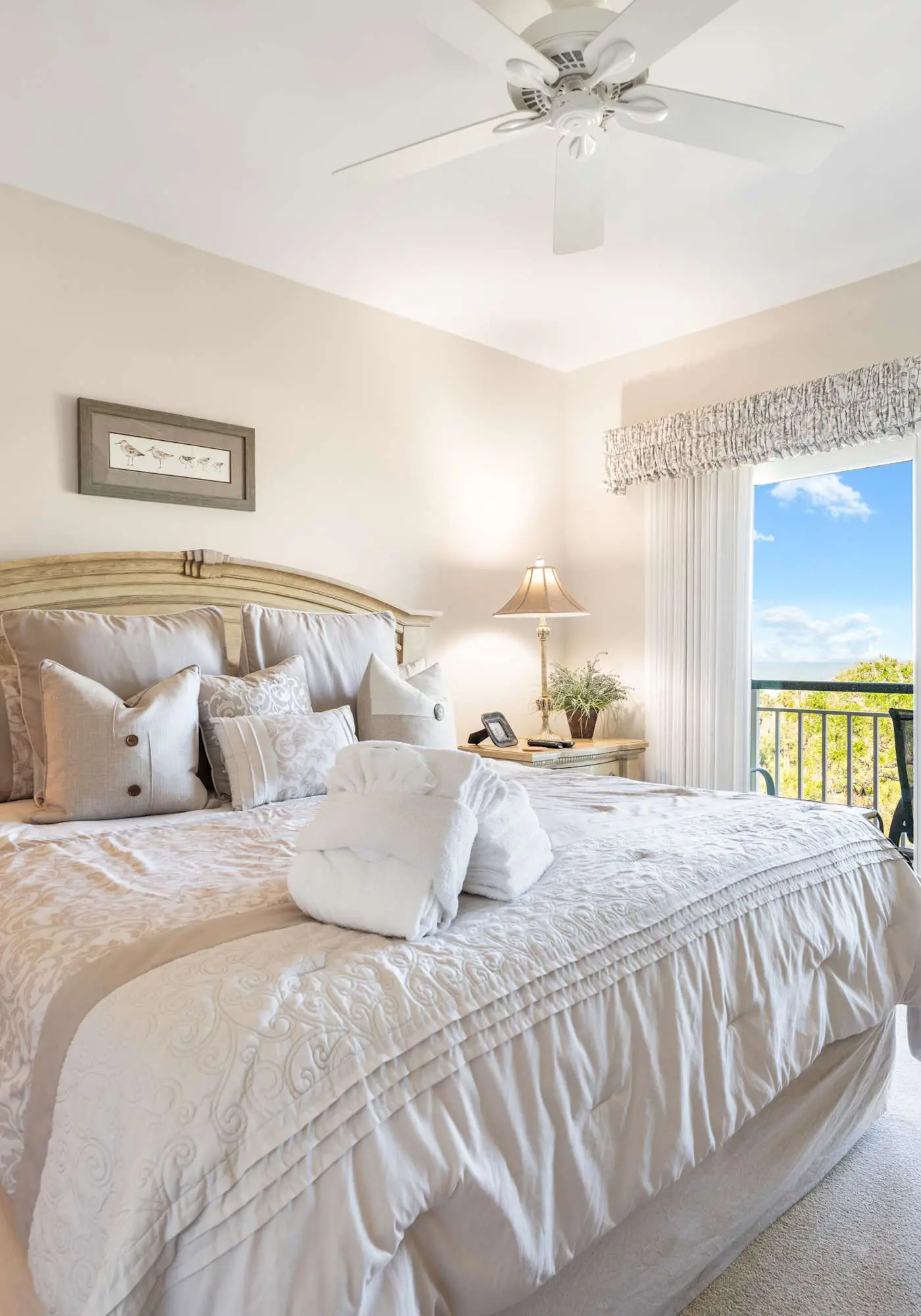 Stunning beach condo with two ocean-view balconies, shared pool & hot tub