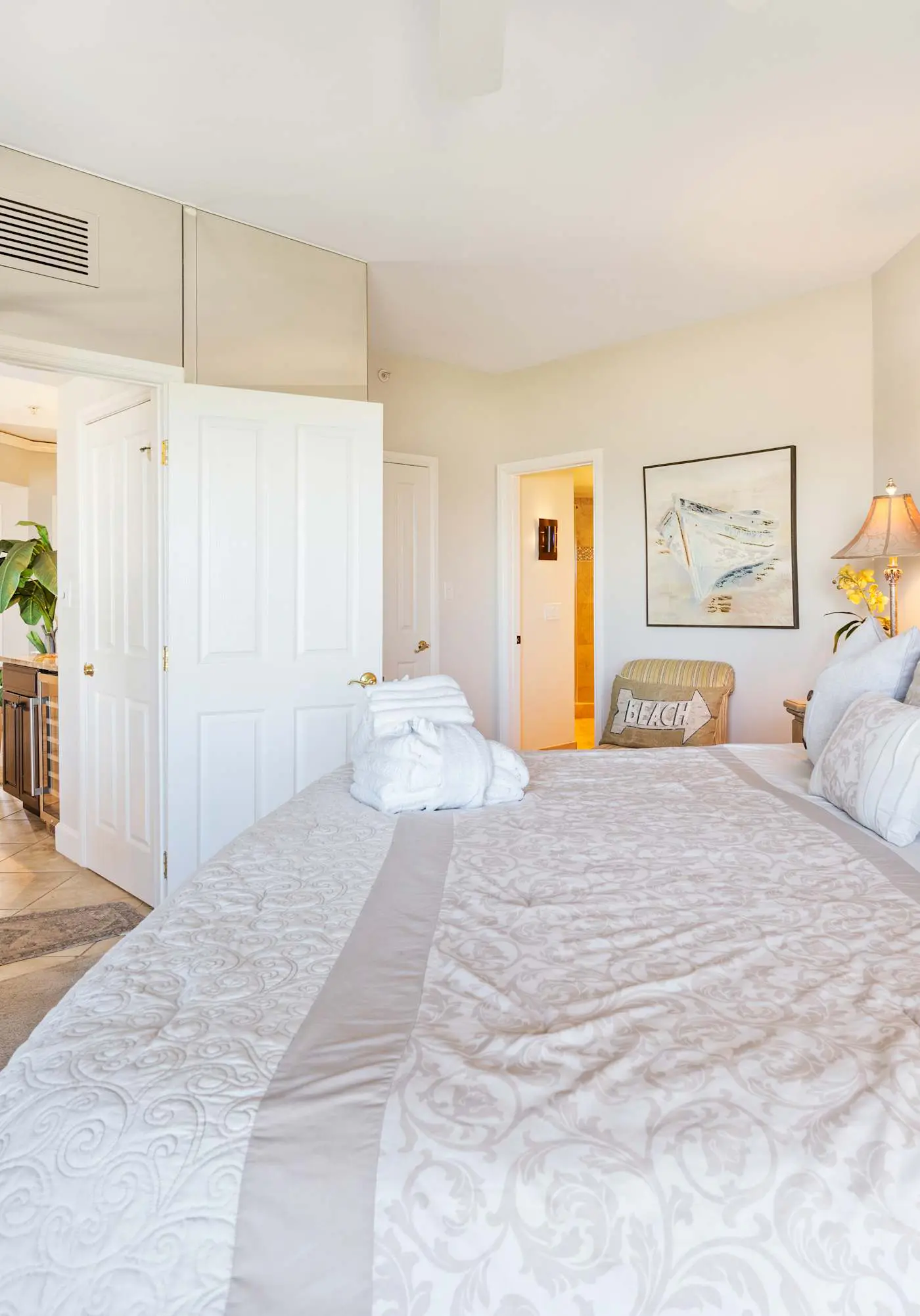 Stunning beach condo with two ocean-view balconies, shared pool & hot tub