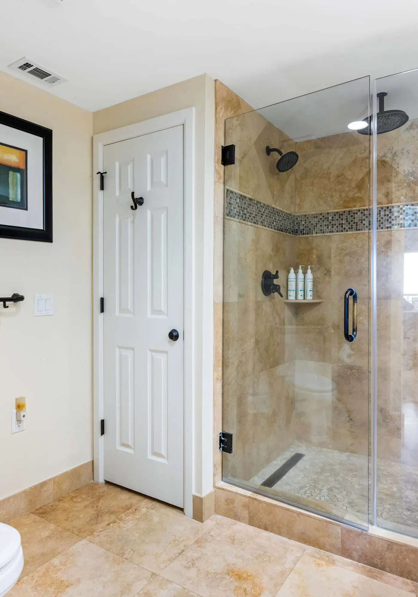 Stunning beach condo with two ocean-view balconies, shared pool & hot tub