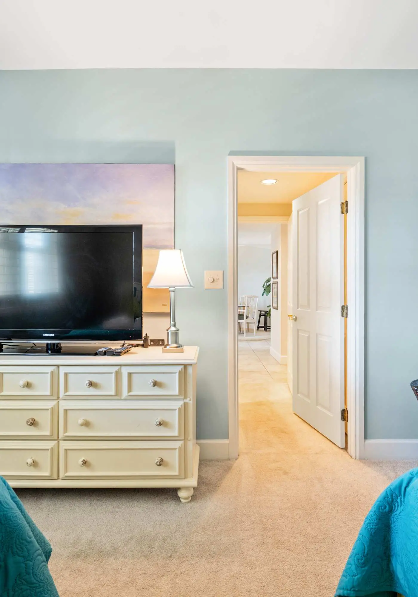 Stunning beach condo with two ocean-view balconies, shared pool & hot tub