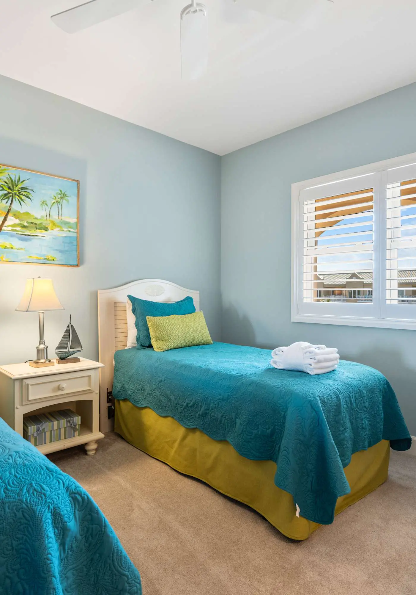 Stunning beach condo with two ocean-view balconies, shared pool & hot tub