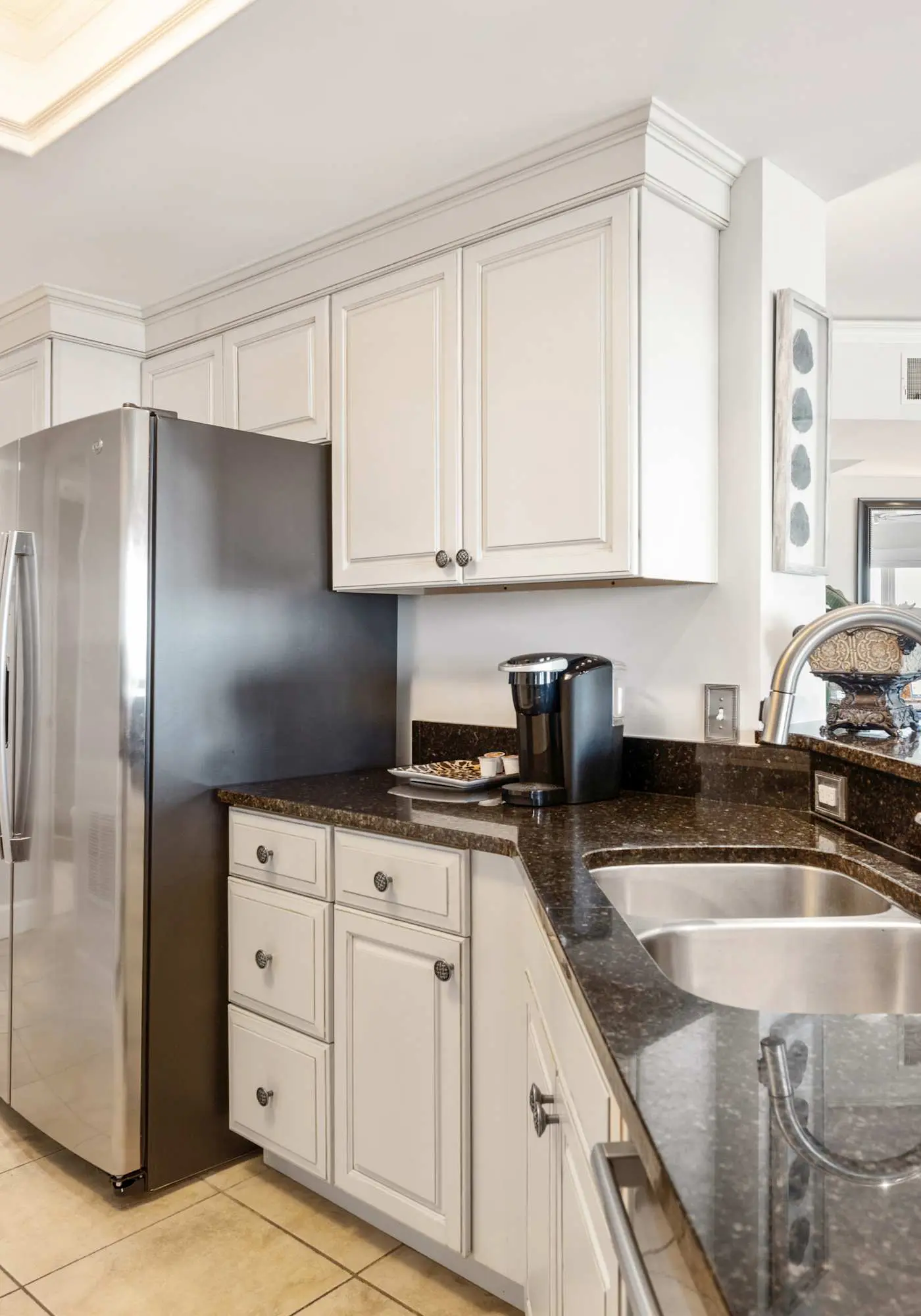 Stunning beach condo with two ocean-view balconies, shared pool & hot tub