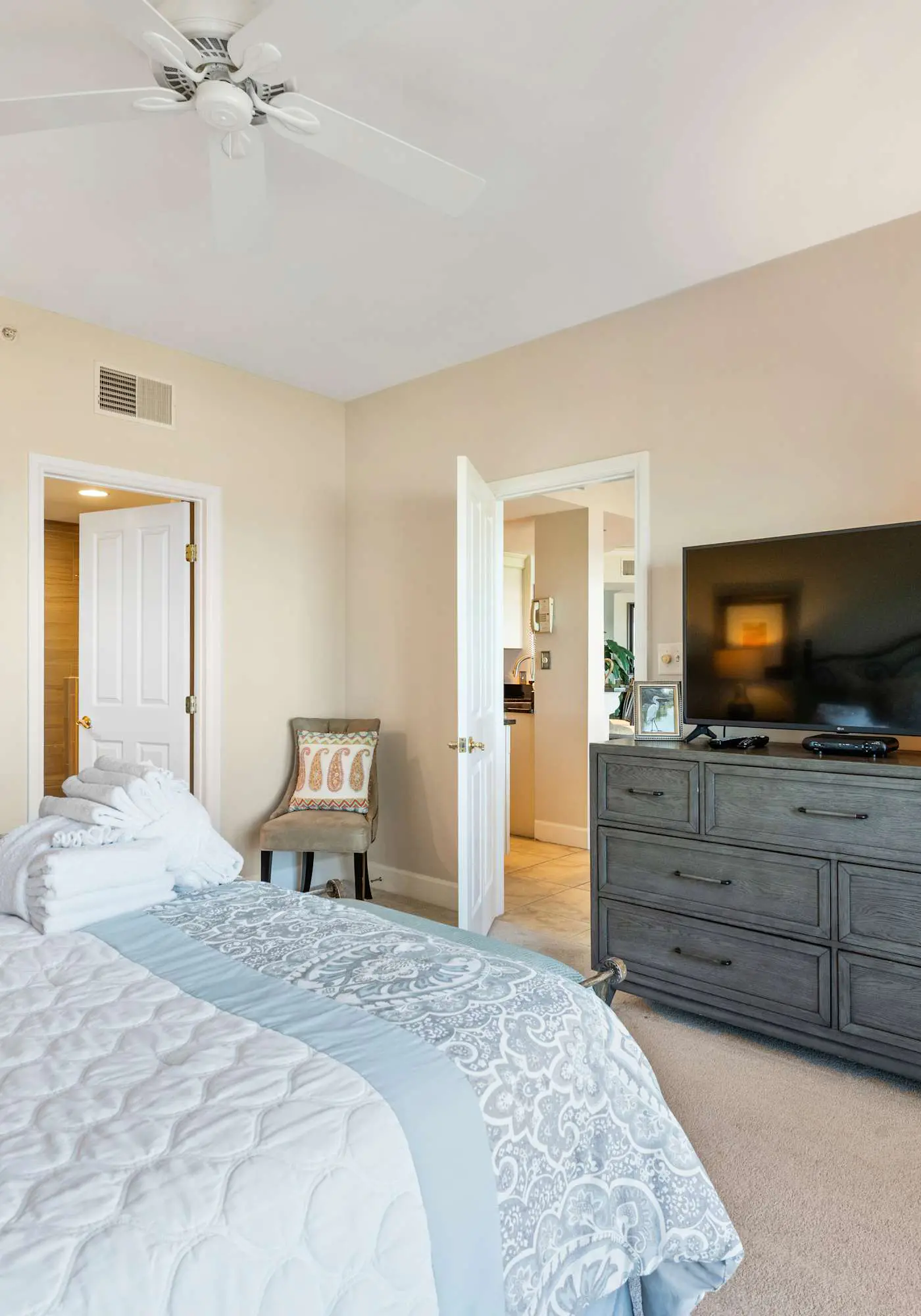Stunning beach condo with two ocean-view balconies, shared pool & hot tub