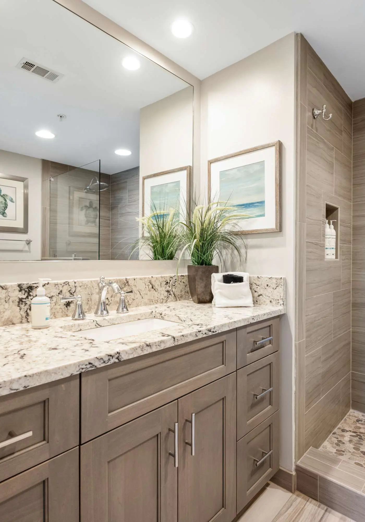 Stunning beach condo with two ocean-view balconies, shared pool & hot tub