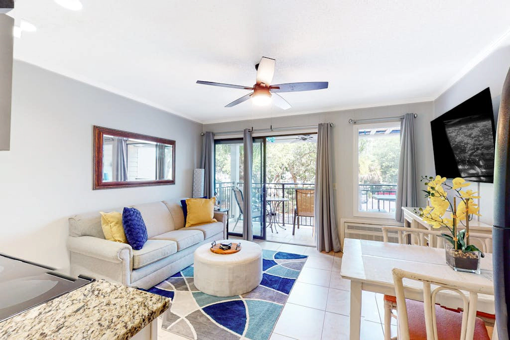 Charming condo with pool & balcony - steps to beach, walk to Coligny Plaza