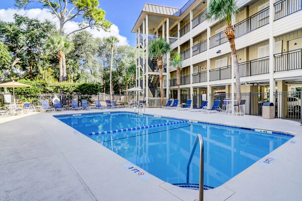 Charming condo with pool & balcony - steps to beach, walk to Coligny Plaza