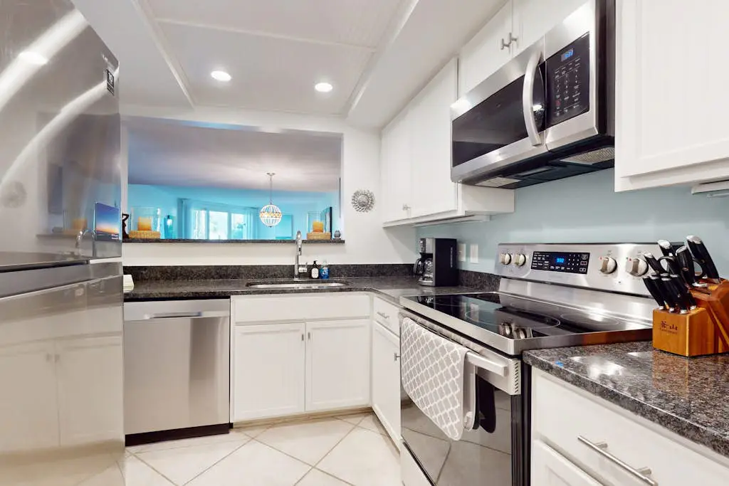 Contemporary Condo with Shared Pool, Hot Tub & Patio with Al Fresco Dining