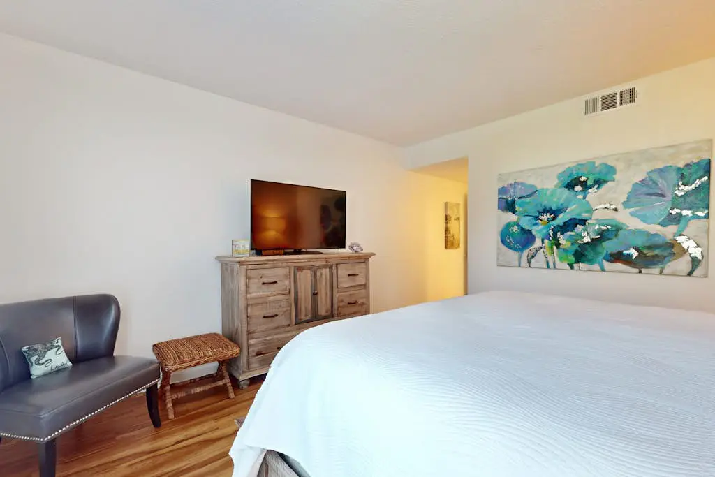 Contemporary Condo with Shared Pool, Hot Tub & Patio with Al Fresco Dining