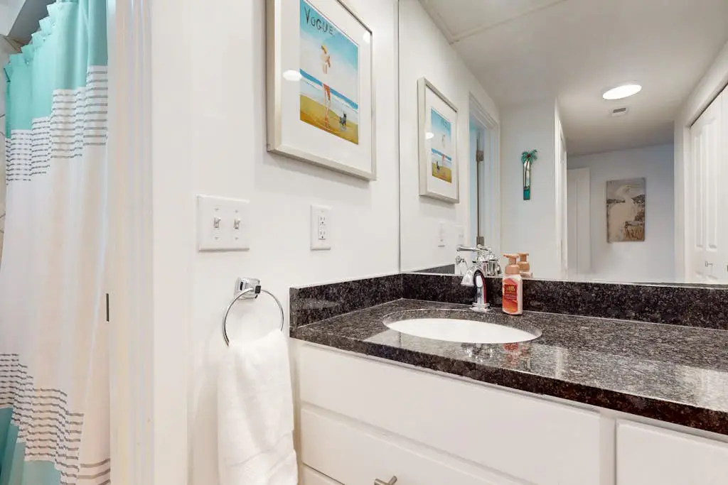 Contemporary Condo with Shared Pool, Hot Tub & Patio with Al Fresco Dining
