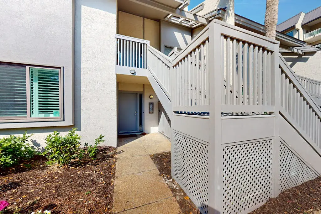 Contemporary Condo with Shared Pool, Hot Tub & Patio with Al Fresco Dining