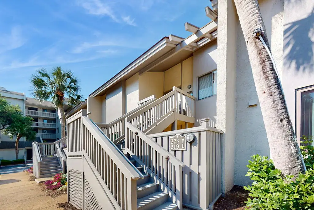Contemporary Condo with Shared Pool, Hot Tub & Patio with Al Fresco Dining