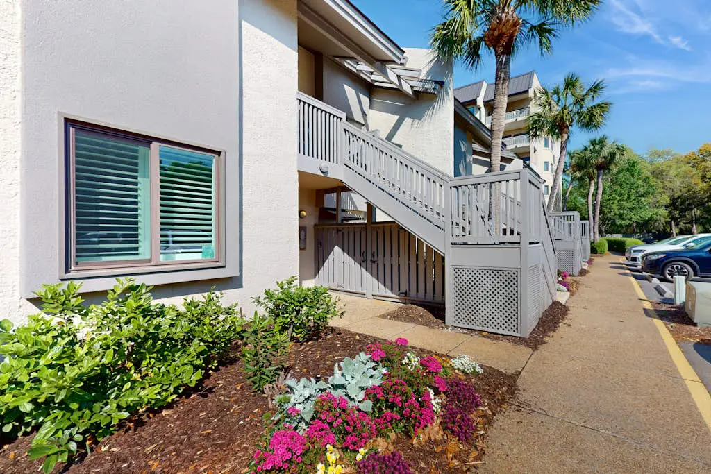 Contemporary Condo with Shared Pool, Hot Tub & Patio with Al Fresco Dining