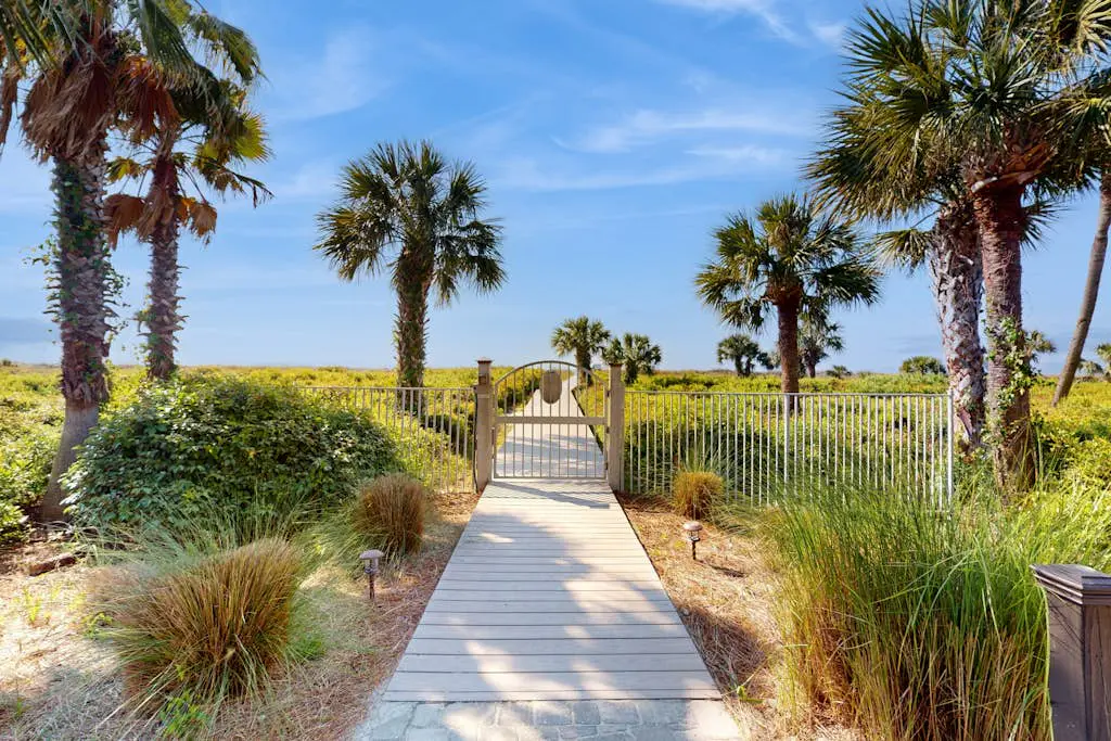 Contemporary Condo with Shared Pool, Hot Tub & Patio with Al Fresco Dining