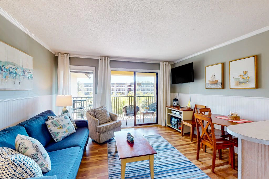 Beautiful condo with furnished balcony, pools, tennis, volleyball & fitness room