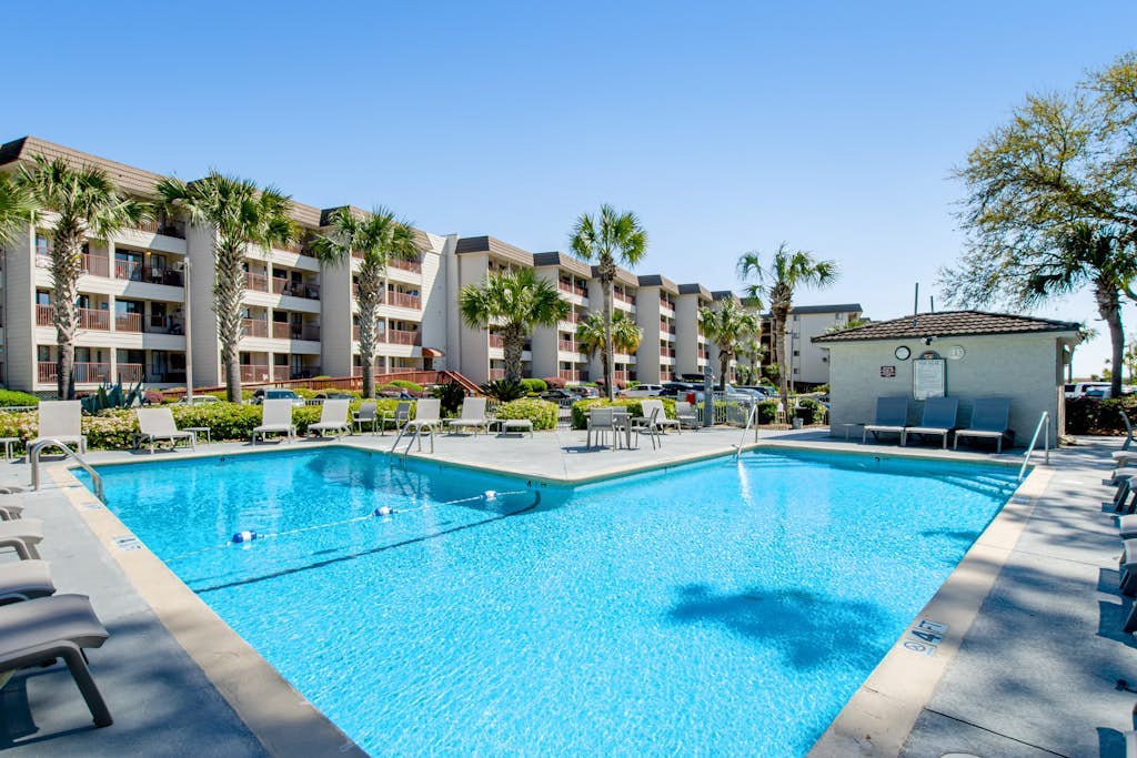 Beautiful condo with furnished balcony, pools, tennis, volleyball & fitness room