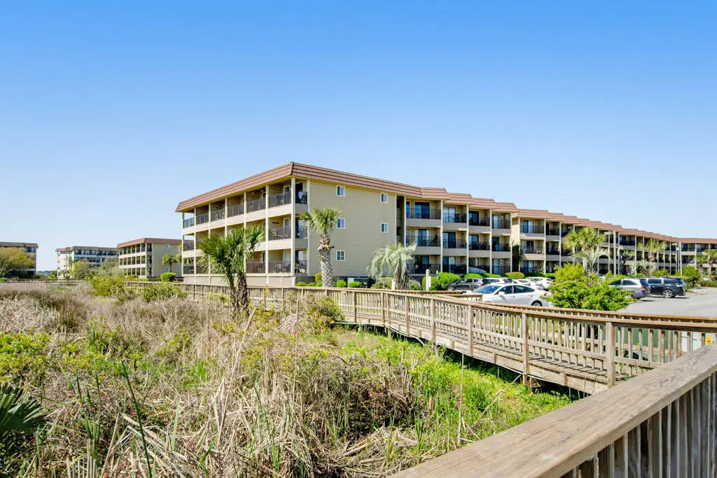 Beautiful condo with furnished balcony, pools, tennis, volleyball & fitness room