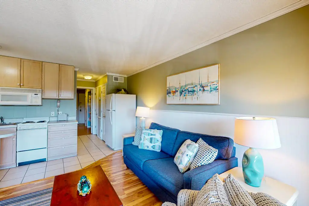 Beautiful condo with furnished balcony, pools, tennis, volleyball & fitness room