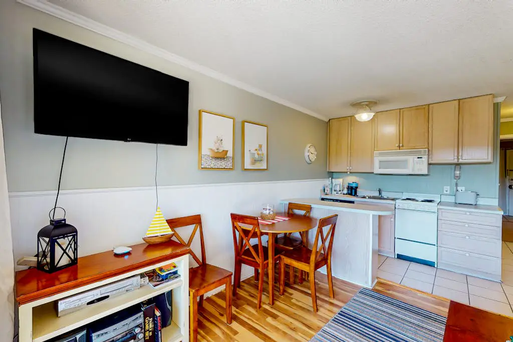 Beautiful condo with furnished balcony, pools, tennis, volleyball & fitness room