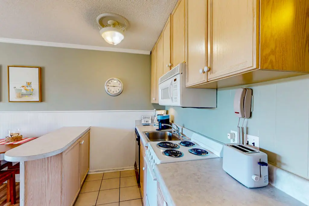 Beautiful condo with furnished balcony, pools, tennis, volleyball & fitness room