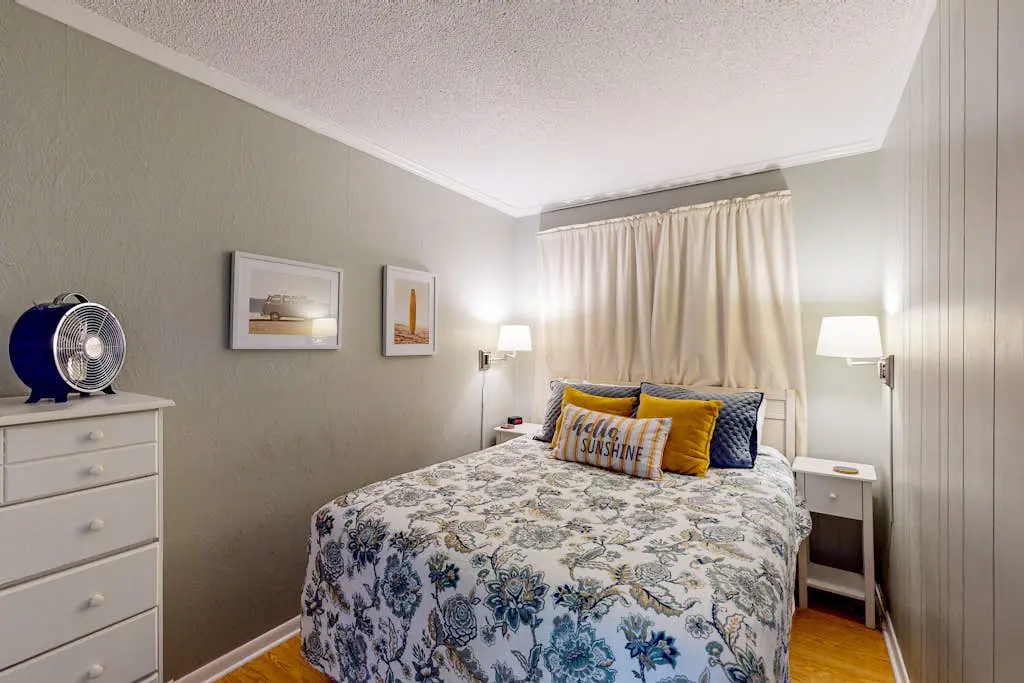 Beautiful condo with furnished balcony, pools, tennis, volleyball & fitness room