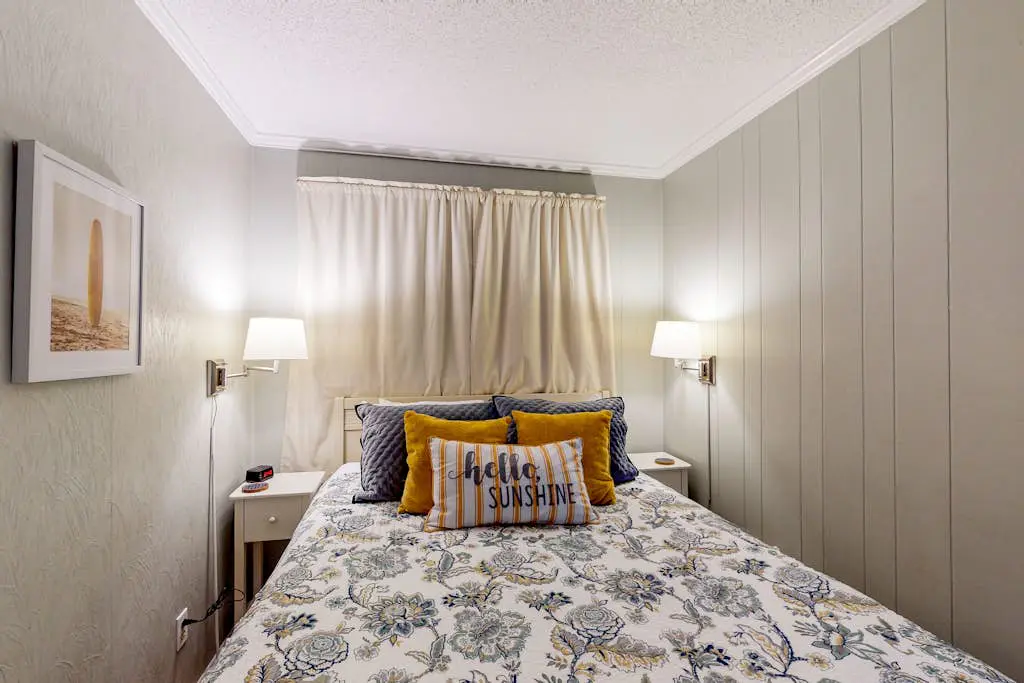 Beautiful condo with furnished balcony, pools, tennis, volleyball & fitness room