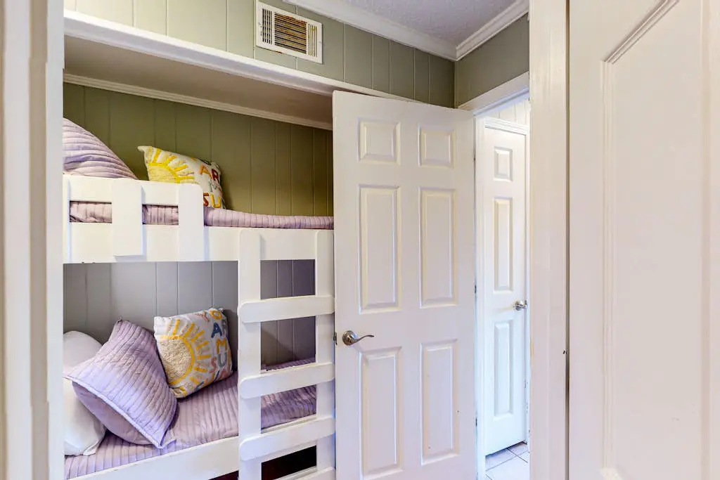 Beautiful condo with furnished balcony, pools, tennis, volleyball & fitness room