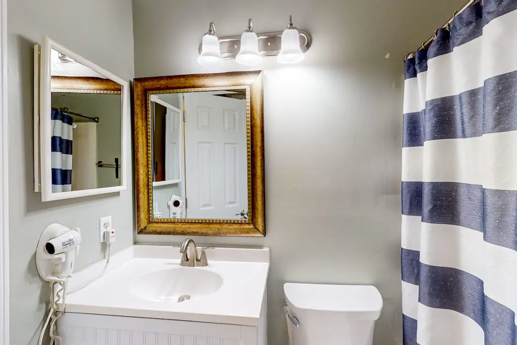 Beautiful condo with furnished balcony, pools, tennis, volleyball & fitness room