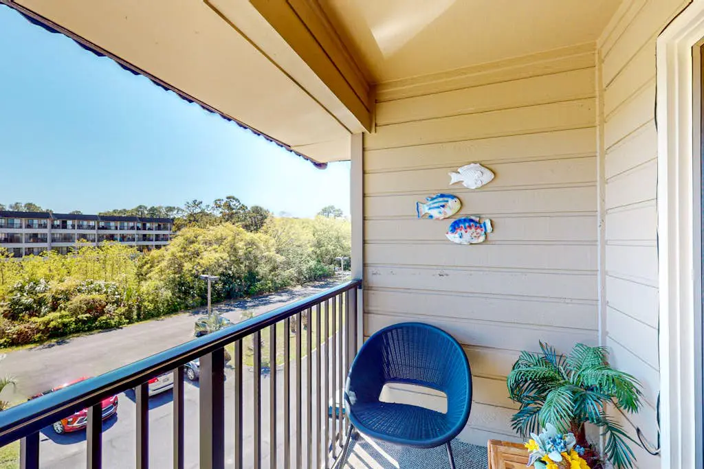 Beautiful condo with furnished balcony, pools, tennis, volleyball & fitness room