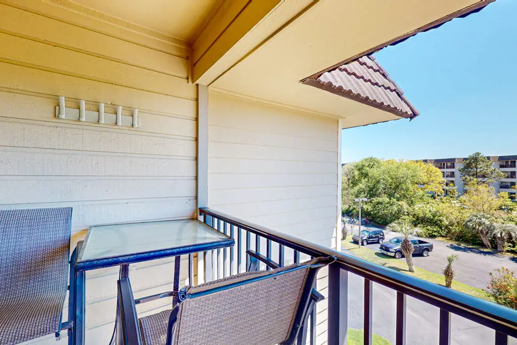 Beautiful condo with furnished balcony, pools, tennis, volleyball & fitness room