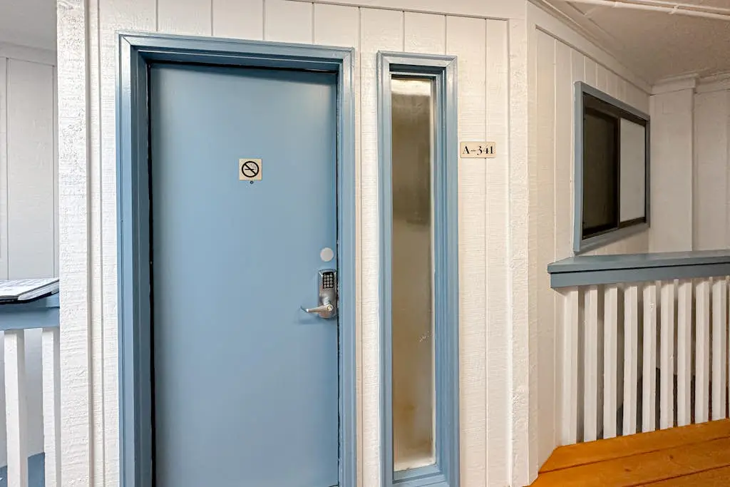 Beautiful condo with furnished balcony, pools, tennis, volleyball & fitness room