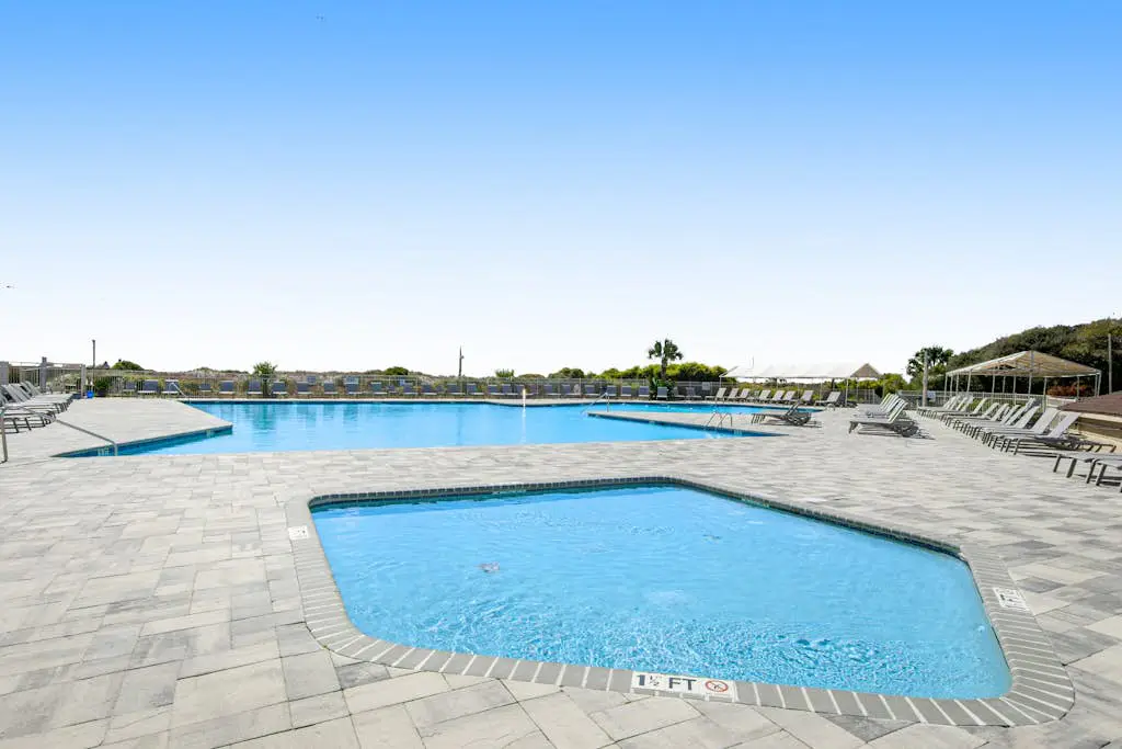 Beautiful condo with furnished balcony, pools, tennis, volleyball & fitness room