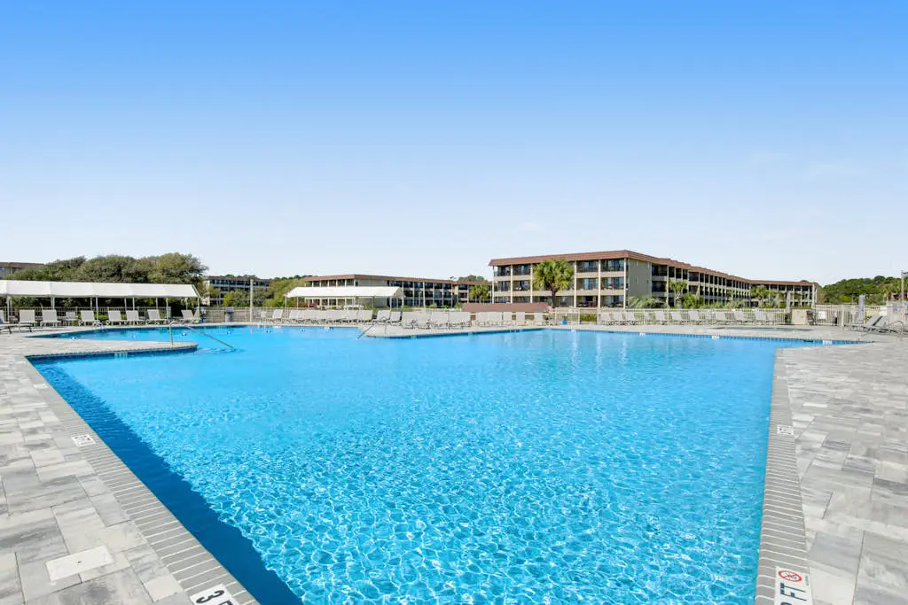 Beautiful condo with furnished balcony, pools, tennis, volleyball & fitness room